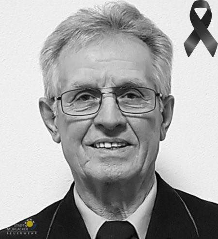 +++ Nachruf +++ Ein ganz Großer hat die Feuerwehrbühne für immer verlassen. Die Feuerwehr Mühlacker trauert um ihren ehemaligen Kommandanten, leitenden Hauptbrandmeister a.D. Horst Mitschelen, der im Alter von 85 Jahren überraschend von uns gegangen ist. Horst trat 1964 in die Feuerwehr Mühlacker ein und war von 1977 - 1987 Abteilungskommandant der Abteilung Mühlacker. Von 1987 - 1992 war er ehrenamtlicher Gesamtkommandant. Des Weiteren hat er sich im Enzkreis als Kreisausbilder engagiert. Während seiner aktiven Tätigkeit hat er sich als hauptamtlicher Mitarbeiter der Stadt Mühlacker und ohne Rücksicht auf private Interessen für die Feuerwehr Mühlacker und ihre Belange eingesetzt. Dieses vorbildliche Engagement und sein kameradschaftliches Verhalten haben ihm viele Freunde und hohe Anerkennung weit über die Grenzen der Stadt hinaus verschafft. Besonders pflegte er die Freundschaft zur Feuerwehr Gföhl in Niederösterreich, wo er immer wieder ein gern gesehener Gast war. Auch nach seiner aktiven Feuerwehrkarriere war er sehr engagiert in unserer Altersabteilung und war stellvertretender Leiter der Altersabteilung und besuchte die regelmäßigen Zusammenkünfte. Im Feuerwehrverband Enzkreis war er Gründungsmitglied der Vereinigung ehemaliger Kommandanten und jahrzehntelang Kassier. Bis zuletzt war er eine tragende Säule in der Vereinigung. Als Anerkennung und Würdigung seiner herausragenden Leistungen erhielt er mehrere Auszeichnungen: 🏅1987 Deutsches Feuerwehrehrenkreuz in Silber des DFV 🏅1992 Ehrenmedaille in Silber des KFV         Enzkreis 🏅1994 Medaille für internationale Feuerwehrkameradschaft des niederösterreichischen�Landesfeuerwehrverbandes 🏅2004 Deutsches Feuerwehrehrenkreuz in Gold des DFV Wir verlieren einen hilfsbereiten und von allen geschätzten Freund und Kameraden. Mit großer Dankbarkeit werden wir ihm stets ein ehrendes Gedenken bewahren. Unser Mitgefühl gilt seiner Familie. Freiwillige Feuerwehr Mühlacker 