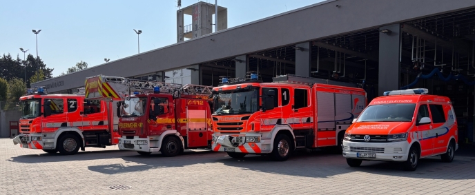 Löschzug Abteilung 1 (Mühlacker) Besteht aus: ELW 1/11,  HLF1 1/46-1,  DLK 23/12 1/33,  HLF2 1/46-2